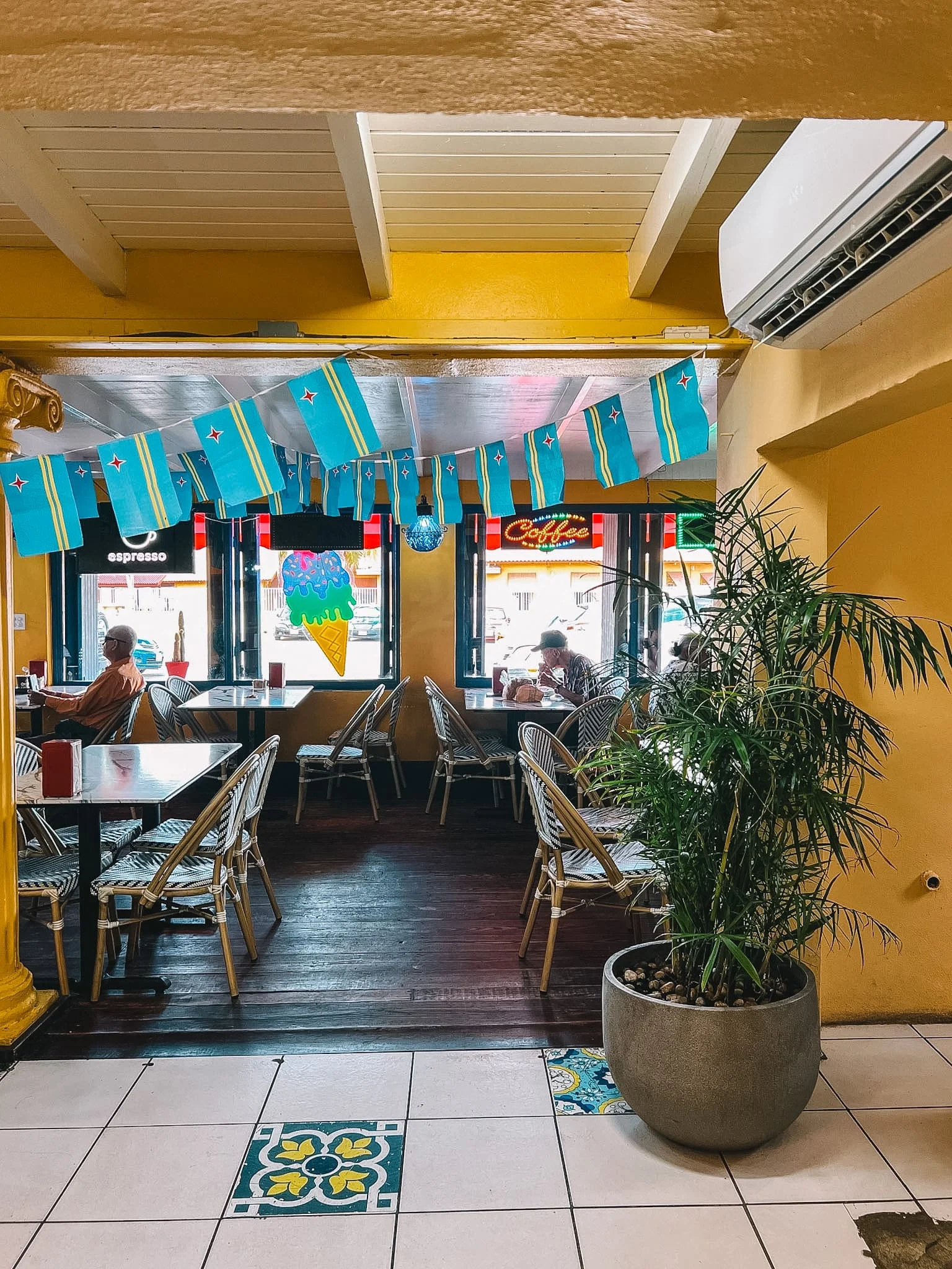 Waar eten en drinken op Aruba? 15x Tips! Waar eten en drinken op Aruba? 15x Tips!
